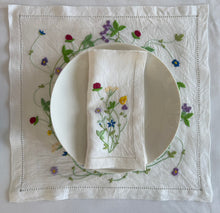 Load image into Gallery viewer, Spring Circle Floral Napkin & Placemat Set – ON BACKORDER