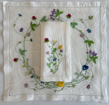 Load image into Gallery viewer, Spring Circle Floral Napkin &amp; Placemat Set – ON BACKORDER
